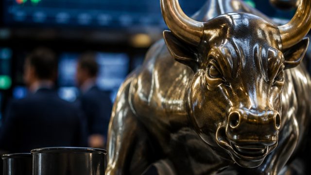 US Markets Gain Mome